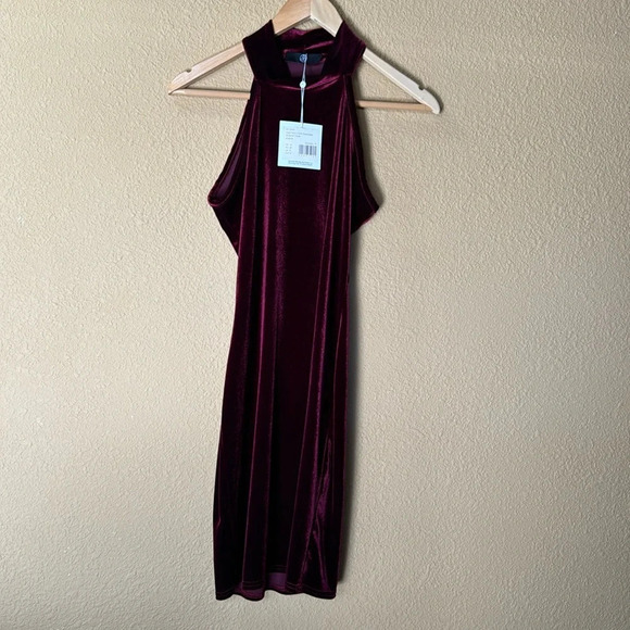 Missguided - Velvet Halterneck Bodycon Dress Burgundy. 6 - Picture 4 of 8